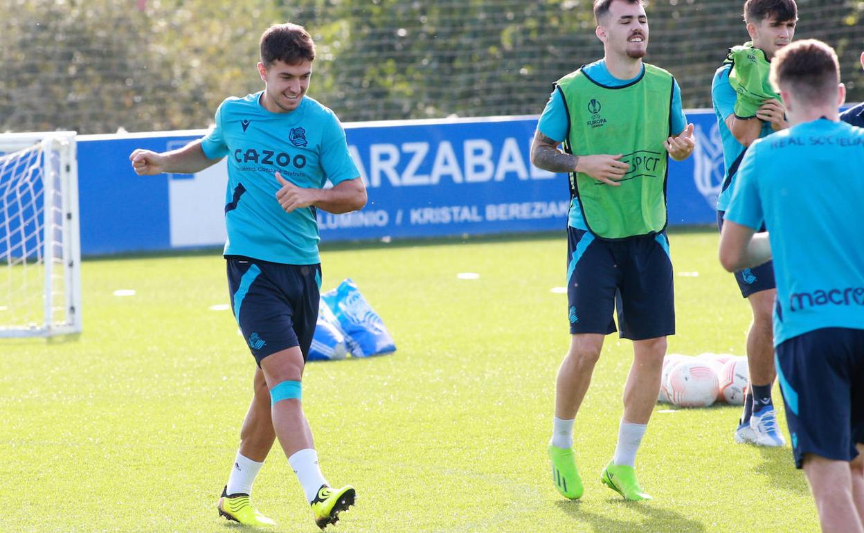 Zubimendi, durante una tarea de calentamiento esta mañana en Zubieta. 