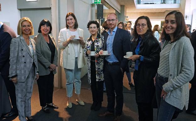 Idoia Azaldegi (Polymat), Maite Villafruela (Colegio Vasco Economistas); María Iglesias, Kontxi San Juan y Jimmy Vanhove, de Viralgen; María Herrero (Herrekor) y María Pavón (Aspegi).