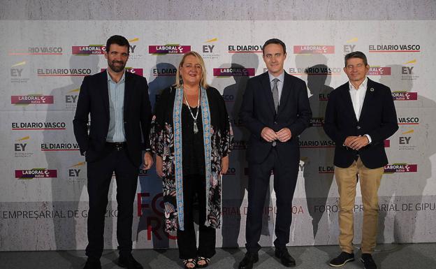 Jakes Agirrezabal, director comercial de DV; Aintzane Oyarbide, diputada de Infraestructuras; Jabier Larrañaga, de Promoción Económica y Enrique Ramos, director de Obras Hidráulicas.