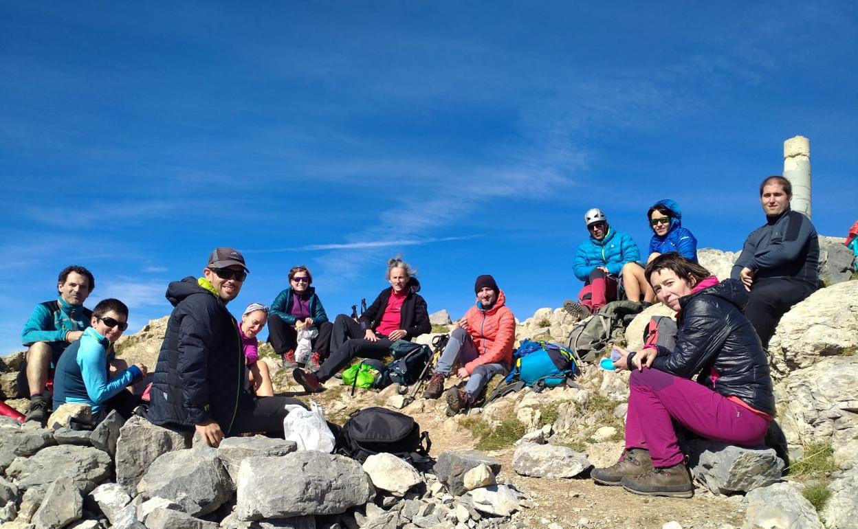 Montañeros CD Eibar y Morkaiko Mendi Taldea en la cima de Espigüete.