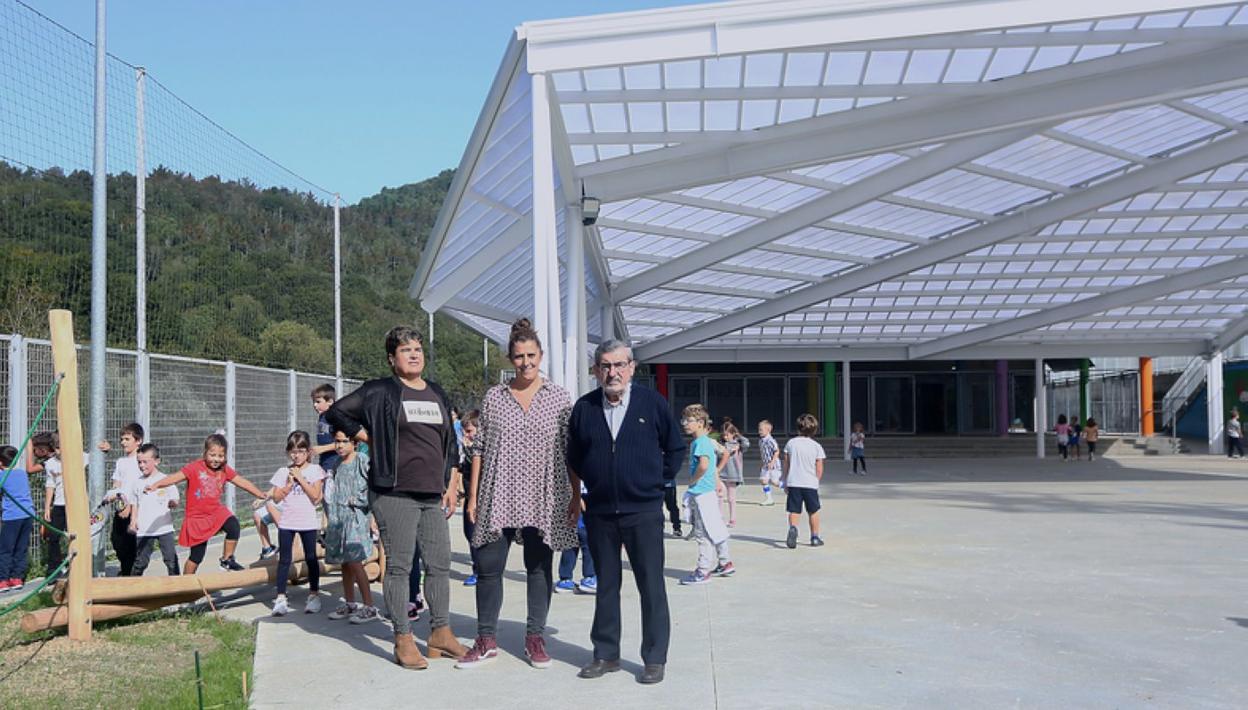 Responsables de la ikastola y del Ayuntamiento, ayer en el patio. 