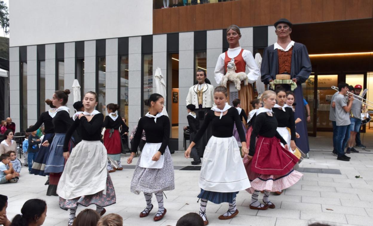 Usadioa jarraituz, Olaldetik plazaraino kalejiraren ondoren txupinazoa bota zen Udaletxeko balkoitik. 