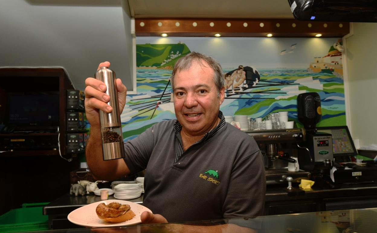 José Luis García, del bar Sport de Donostia, ha subido el precio de su pintxo.