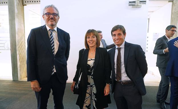 El director general de El Diario Vasco, Iñigo Barrenechea y el director de Control de Gestión, Urko Barros, flanquean a Amaia Bernarás, gerente del Parque de Miramon.