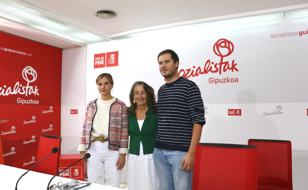 Ane Oyarbide, Marisol Garmendia y David de Miguel, en la rueda de prensa en la sede de Prim.