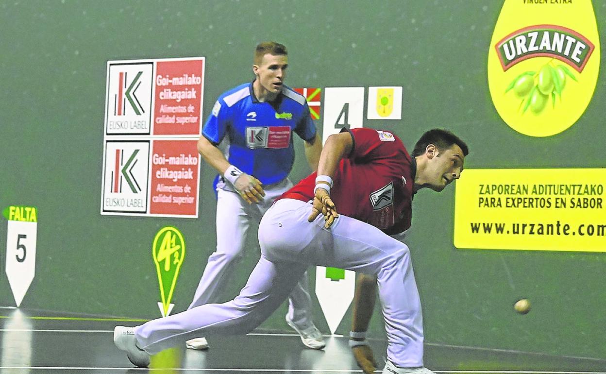 Elezkano II trata de llevar a buena un botepronto ayer en el Bearzana de Villabona. 