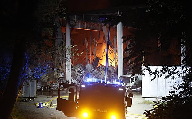 Imagen principal - El incendio ha dejado visibles daños materiales.