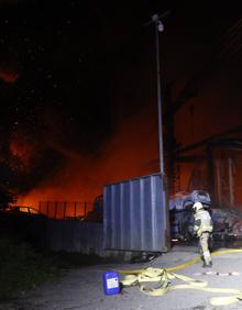 Imagen secundaria 2 - El incendio ha dejado visibles daños materiales.