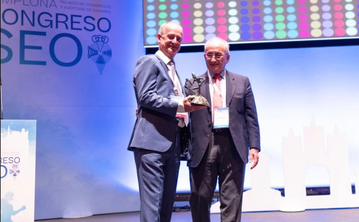 Javier Mendicute, con Antonio Piñero, presidente de la Sociedad Española de Oftalmología.