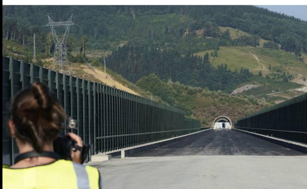 Viaducto del TAV a su paso por la localidad guipuzcoana de Antzuola