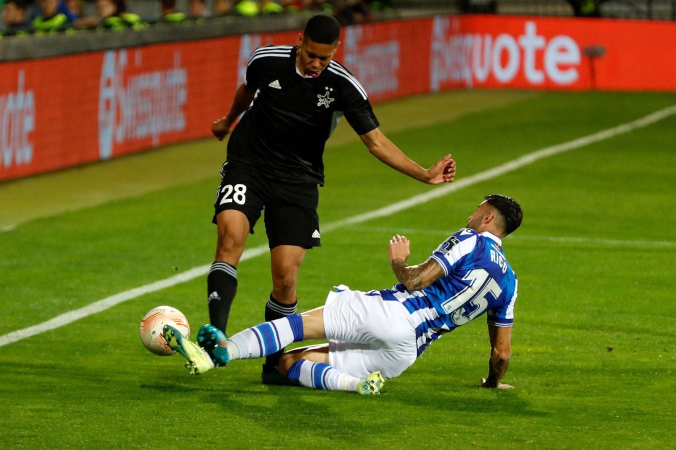 La Real Sociedad plantea un partido muy inteligente para romper las marcas al hombre del Sheriff y resolver con tantos de Silva y Aritz. 