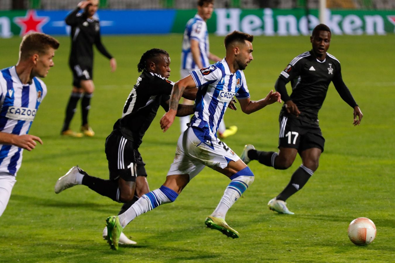 La Real Sociedad plantea un partido muy inteligente para romper las marcas al hombre del Sheriff y resolver con tantos de Silva y Aritz. 