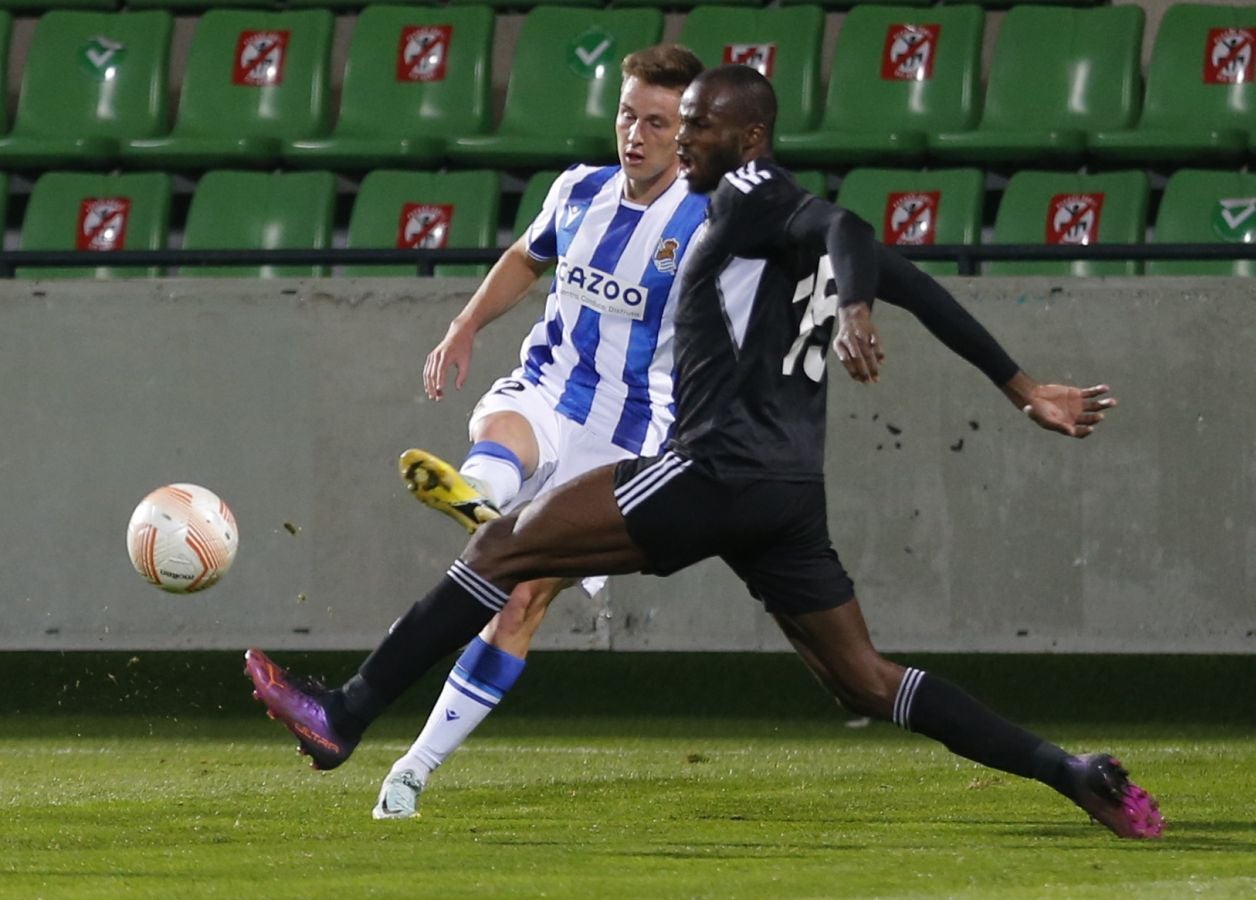 La Real Sociedad plantea un partido muy inteligente para romper las marcas al hombre del Sheriff y resolver con tantos de Silva y Aritz. 