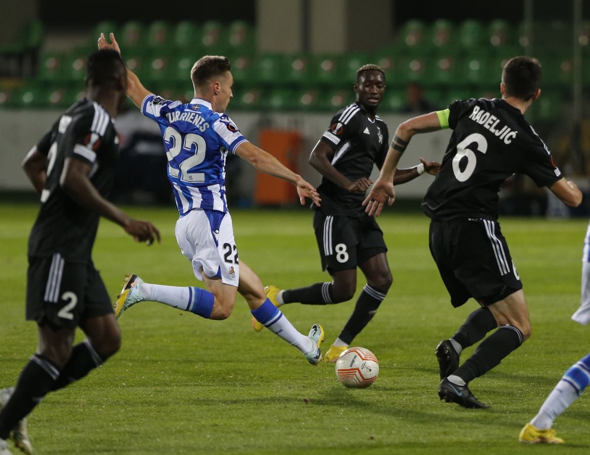 La Real Sociedad plantea un partido muy inteligente para romper las marcas al hombre del Sheriff y resolver con tantos de Silva y Aritz. 