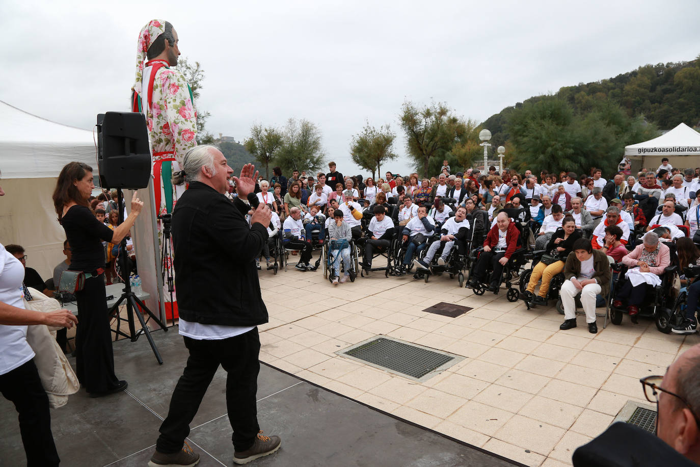 Fotos: Usuarios y familiares celebran las bodas de oro de Aspace