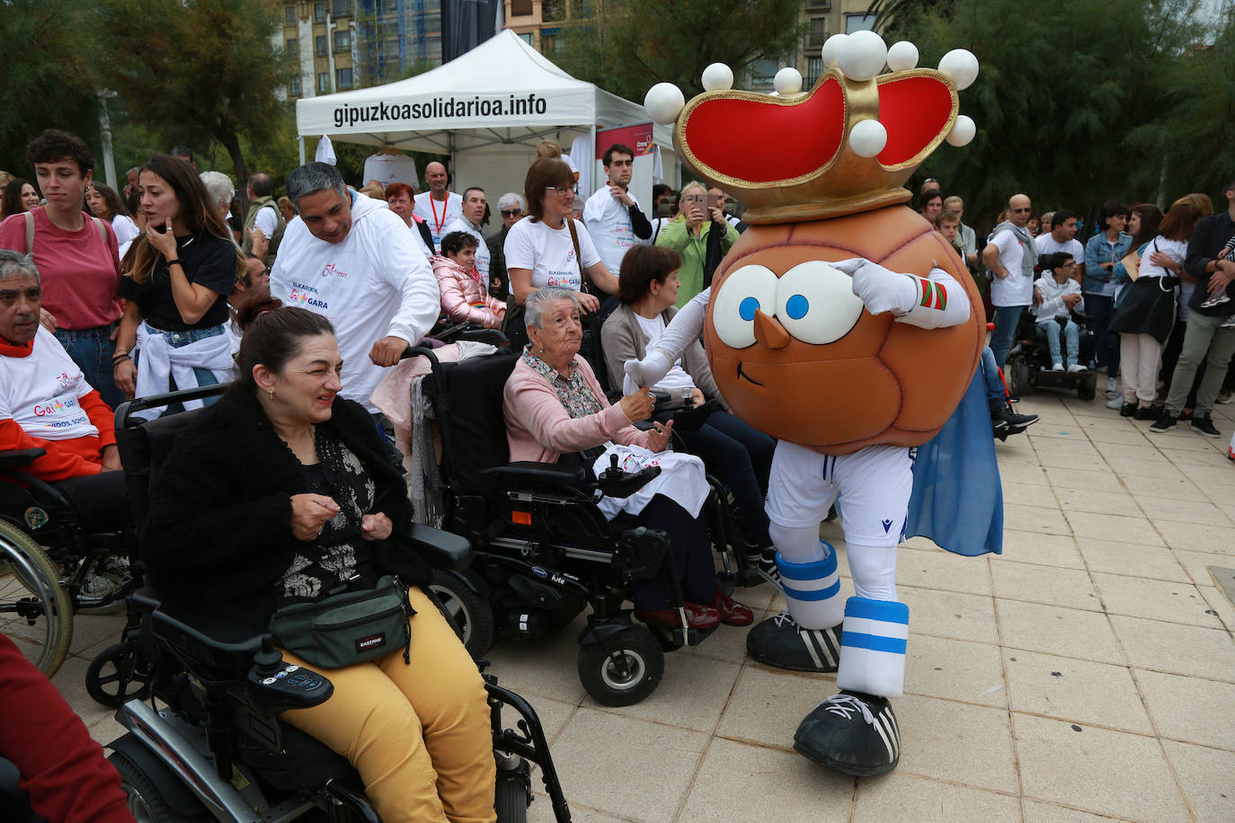Fotos: Usuarios y familiares celebran las bodas de oro de Aspace