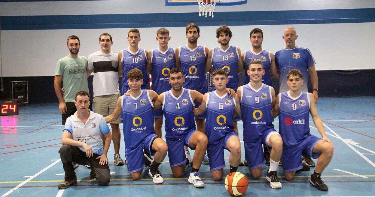 Plantilla del primer equipo de baloncesto y componentes del cuerpo técnico. 