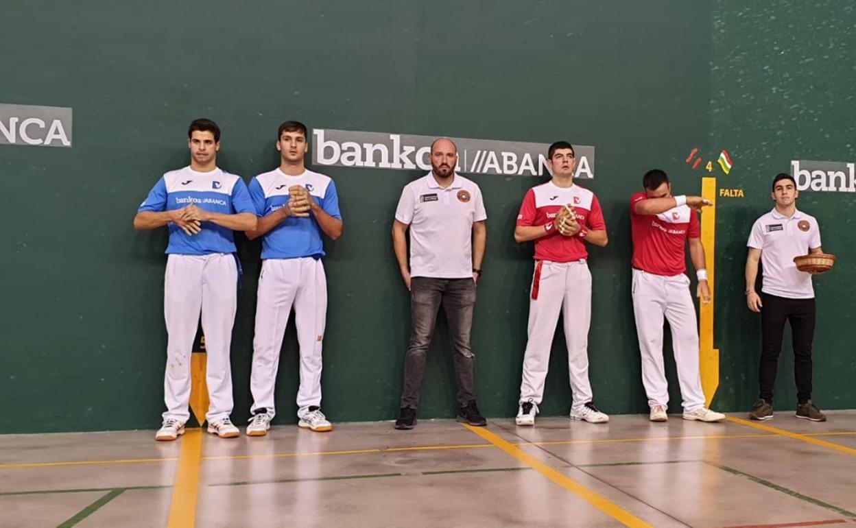Aratz Oliden, Oier Ariztegi, Iñigo Erle y Óscar Lerena, con los jueces antes del partido sénior. 