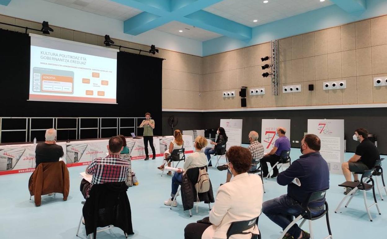 Ingurumen Mahaiaren sorrera-prozesua aurkezteko bilera.