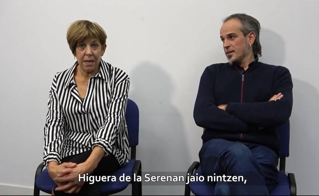 Ana María Sánchez y su hijo Gorka Hermosa durante la grabación del vídeo.