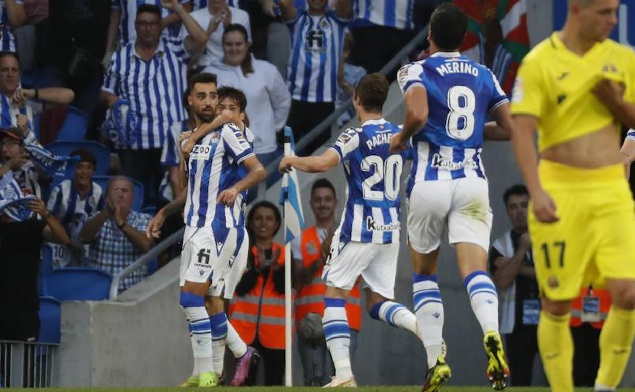 Brais es abrazado por Kubo durante la celebración del gol de la Real Sociedad. 