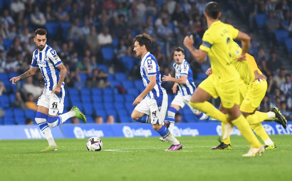 Silva conduce el balón con el apoyo de Brais mientras Sola busca el desmarque por la banda derecha. 
