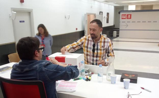 El delegado del Gobierno en Euskadi, Denis Itxaso, votando en Altza.