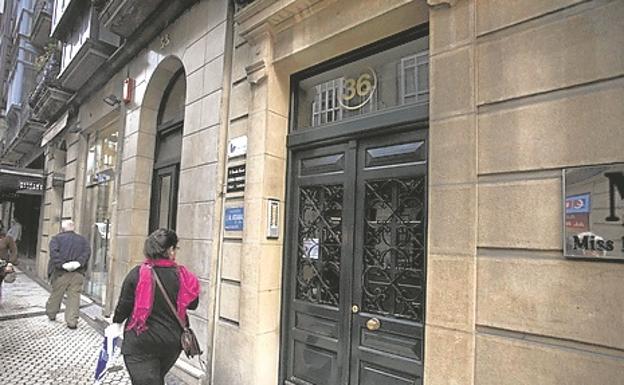 Imagen principal - La víctima vivía en la calle San Martín, en Donostia. Al mes del crimen, el menor confesó y los otros fueron detenidos. El juicio en la Audiencia de Gipuzkoa tuvo lugar en diciembre de 2014. 