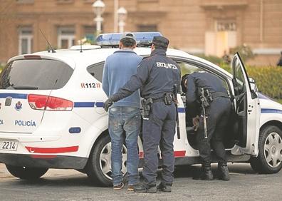 Imagen secundaria 1 - La víctima vivía en la calle San Martín, en Donostia. Al mes del crimen, el menor confesó y los otros fueron detenidos. El juicio en la Audiencia de Gipuzkoa tuvo lugar en diciembre de 2014. 