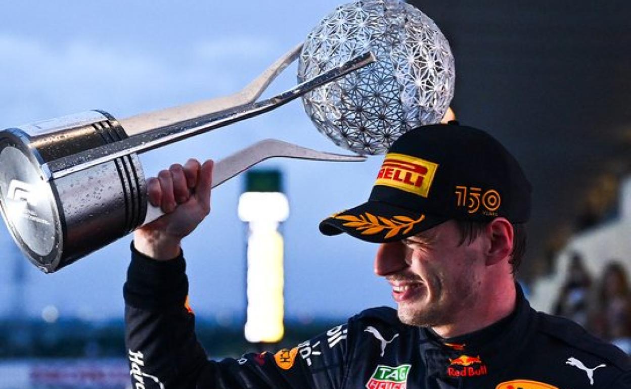 Max Verstappen, con el trofeo de ganador en Japón.