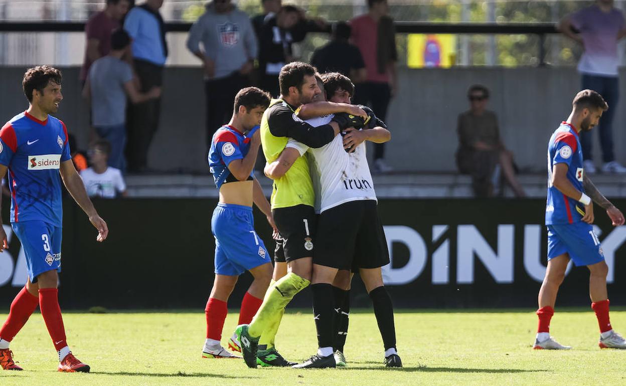 Jugadores del Real Unión se abrazan para celebrar el triunfo logrado ante el Amorebieta.