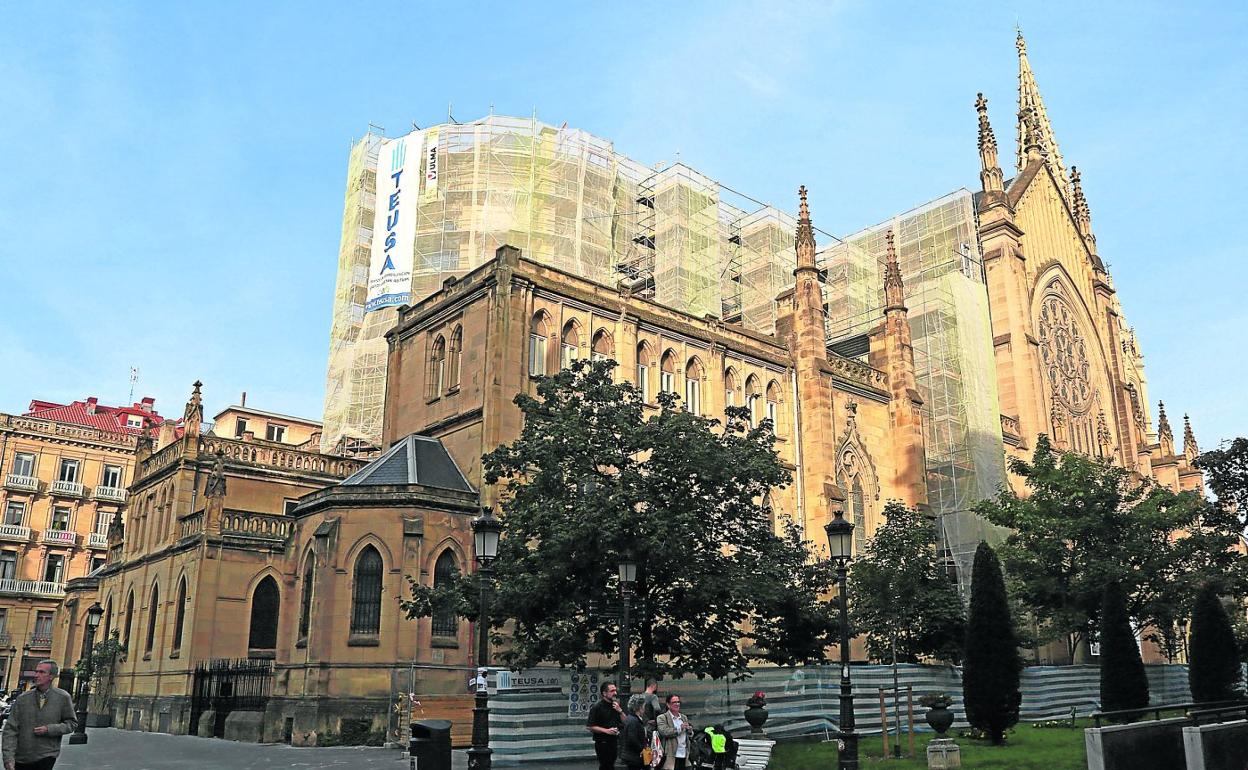 Un andamio cubre parte de la fachada este de la catedral del Buen Pastor, la más próxima a la calle Fuenterrabía. 