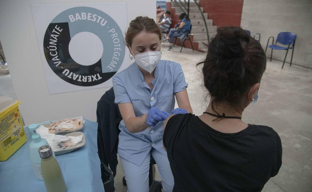 Una enfermera inocula una dosis contra el Covid en Illunbe. 