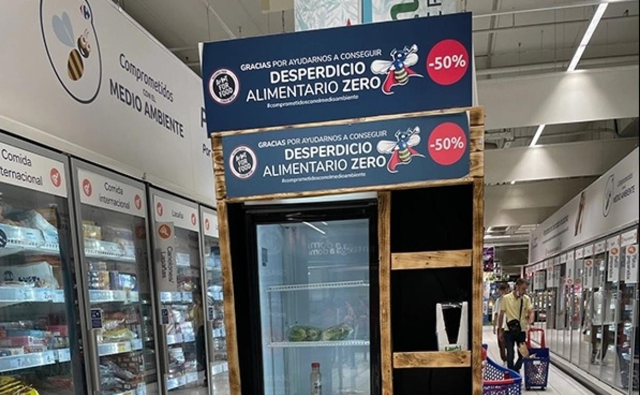 Un frigorífico con productos a punto de caducar en un supermercado.