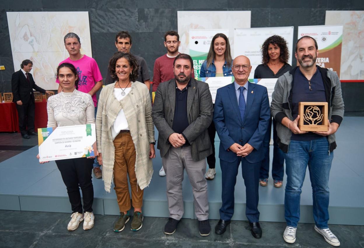 Representantes de Baztan con el galardón. 