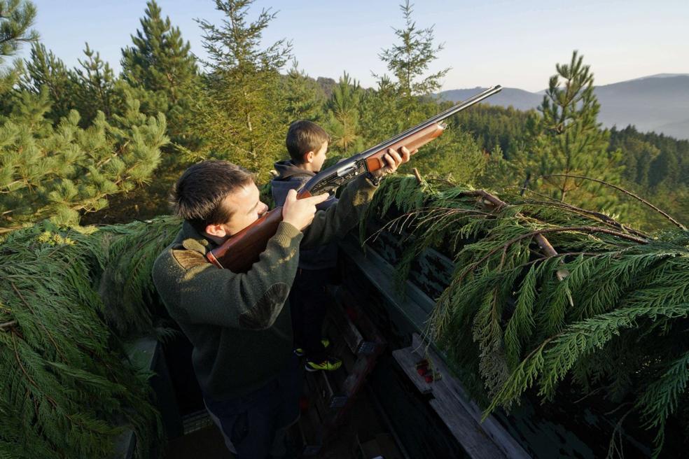 Un cazador apunta en presencia de un menoren uno de los puestos de Gipuzkoa. 