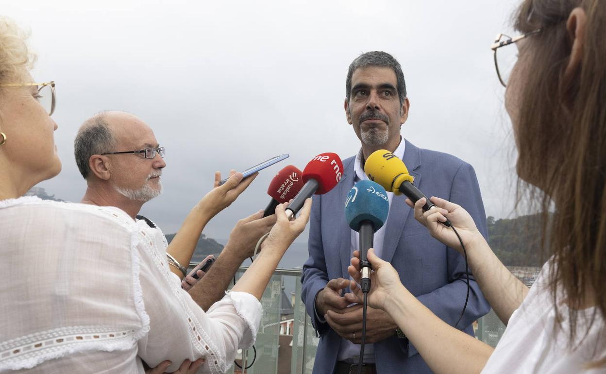 Eneko Goia en una visita a un centro donostiarra. 
