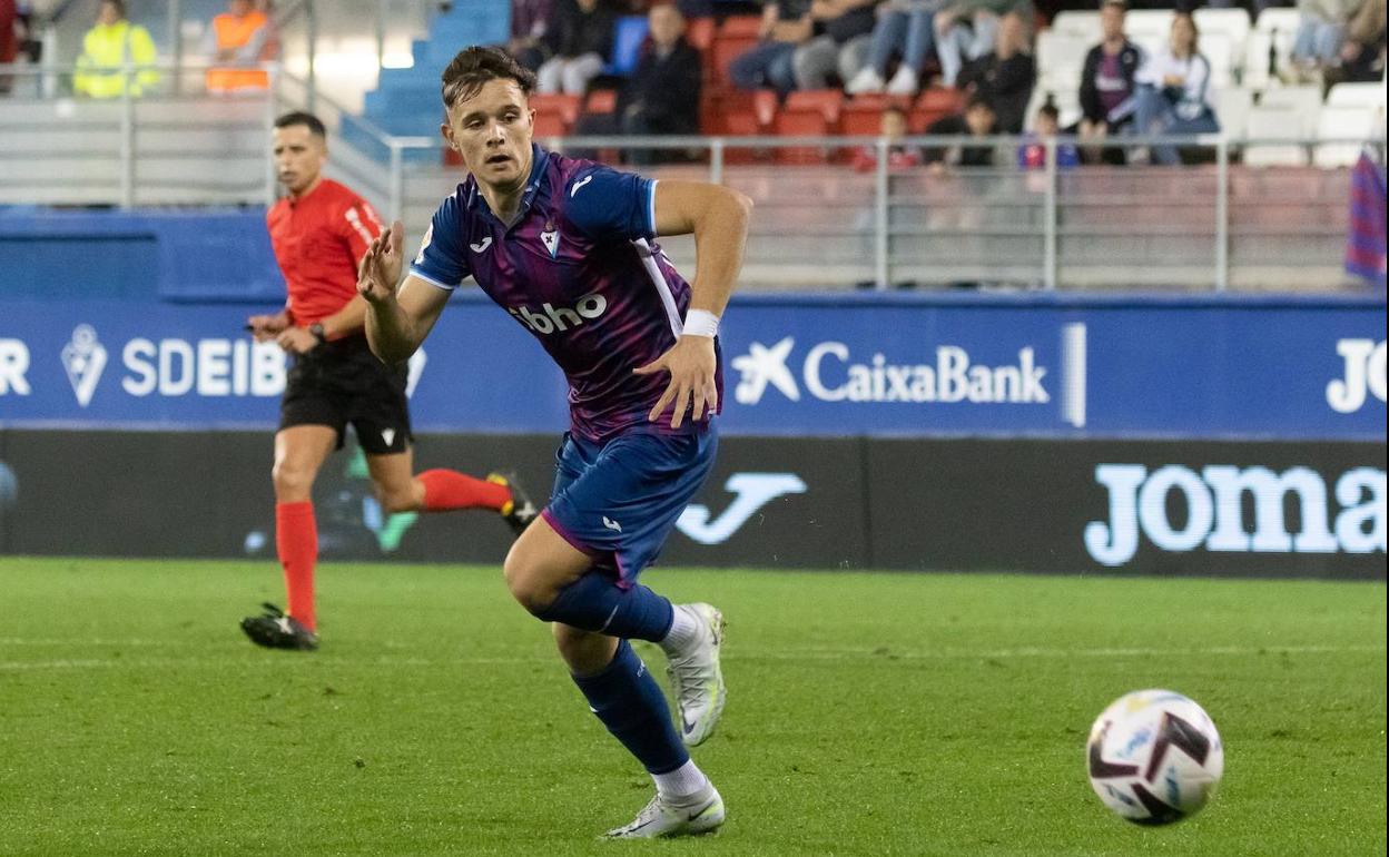 Ángel Troncho en un momento del partido ante el Mirandés. 