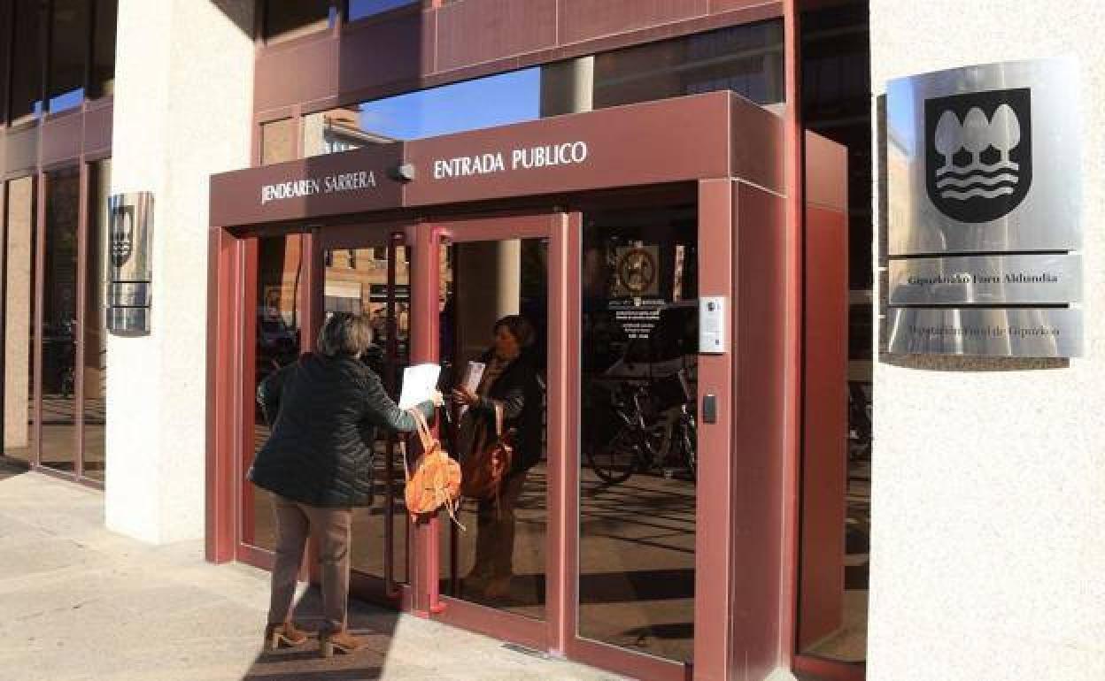 Una mujer entra en la sede de la Hacienda foral, en el barrio de Errotaburu de San Sebastián. 