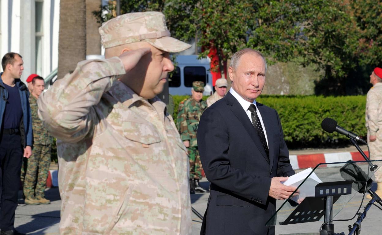 Putin junto a Surovikin en un acto en Siria en 2017.