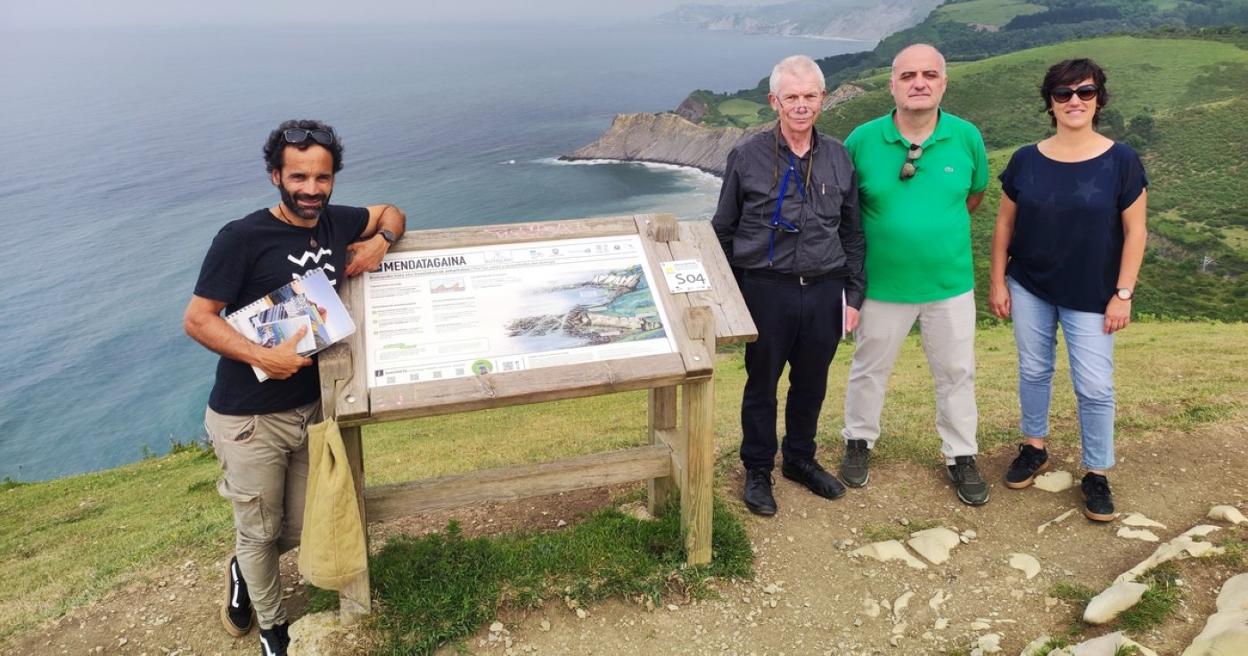 Los representantes de Geoparkea, Asier Hilario y Leire Barriuso, junto a los evaluadores en su visita. 