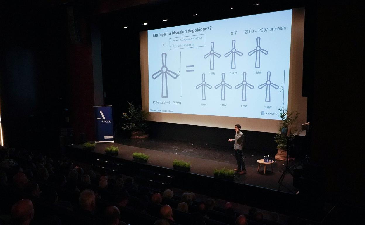 Zayas (Statkraft), el martes en Azpeitia con planos de los aerogeneradores. 
