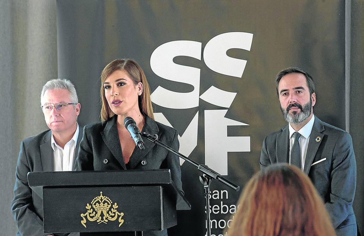 Laura Chamorro, directora del evento, acompañada por José Ignacio Asensio, diputado de Medio Ambiente, y Javier Hurtado, consejero de Turismo y Comercio. 