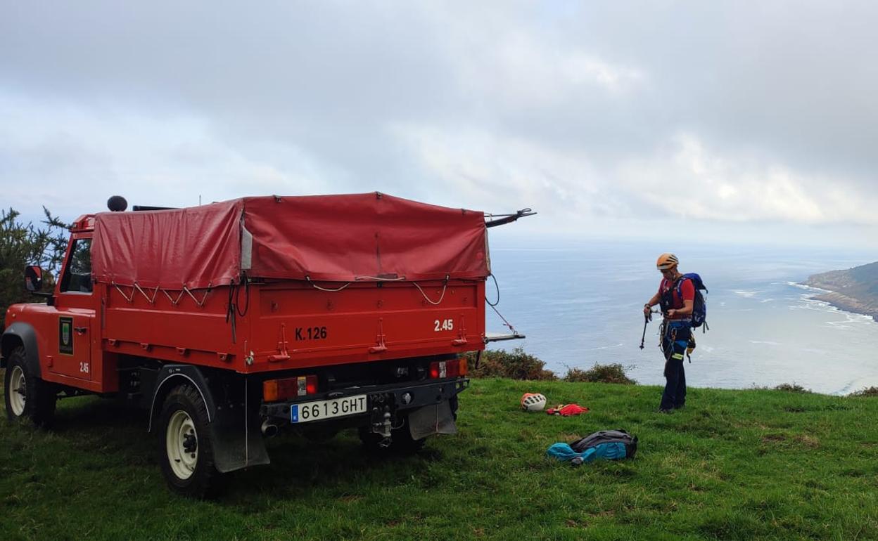 Un miembro del equipo de rescate, en las inmediaciones de Jaizkibel. 