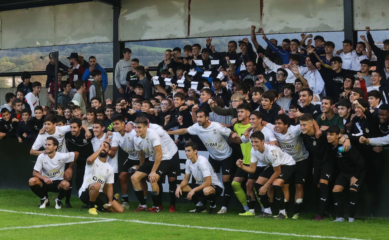 El Real Unión festeja con la afición el pase a semifinales de la Copa Federación.