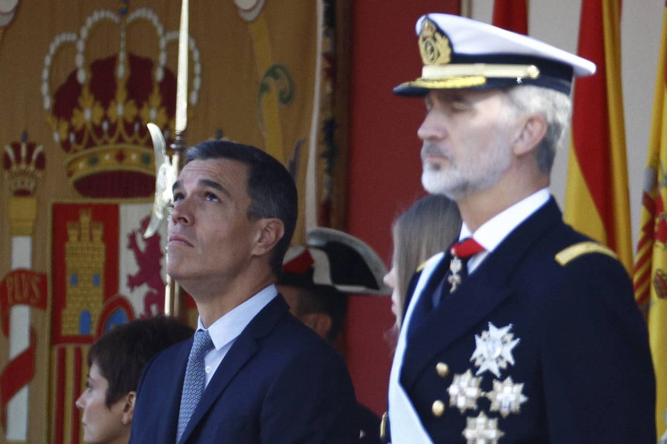 Sánchez y el Rey observan el desfile de la Fuerza Aérea. 