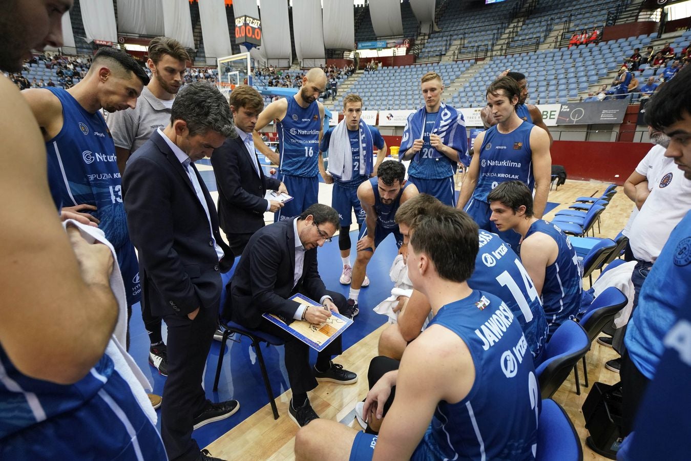 Fotos: Decepcionante estreno en casa