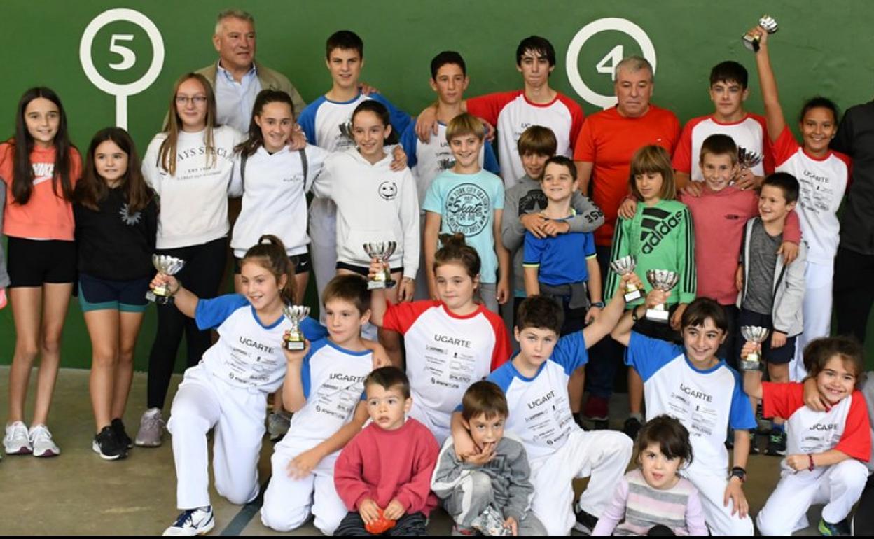 Pilota txapelketako finalistak Josean Tolosa, Jokin Altunarekino haurrekin. 