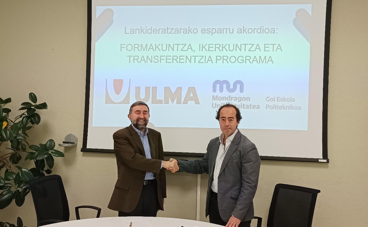 Firma del acuerdo firmado por de Joseba Martínez, Director de Personas del Grupo ULMA (a la izquierda) y por Carlos García, el coordinador general de Mondragon Goi Eskola Politeknikoa, 