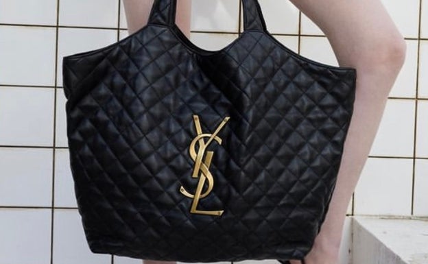 Maxi bolso firmado por Saint Laurent.